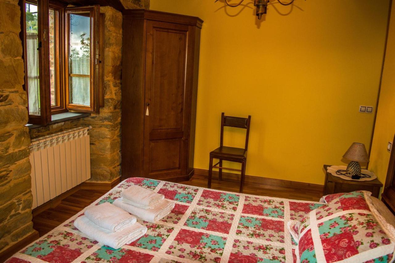 Apartamentos Rurales Tia Vicenta Санта Еулалия де Оскос Екстериор снимка
